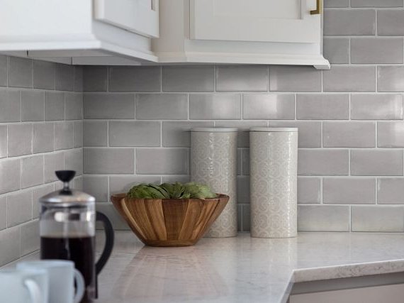 white kitchen counter with tile from Richardson’s Carpet Service in the Williamsburg, VA area