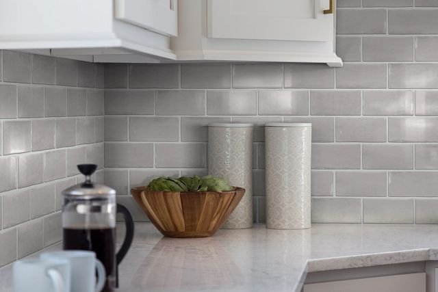 white kitchen counter with tile from Richardson’s Carpet Service in the Williamsburg, VA area